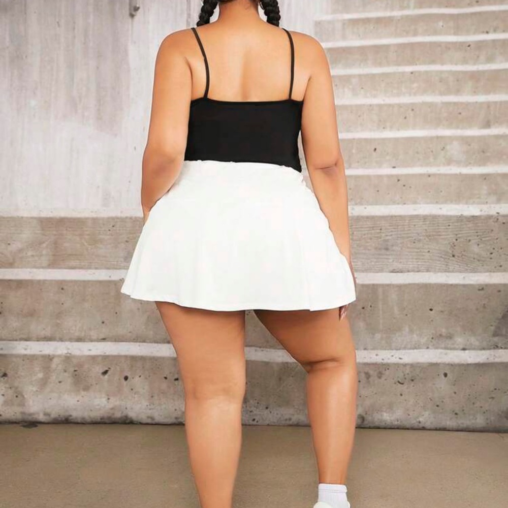 White skirt/ shorts with pockets!! Plus size 32/34W